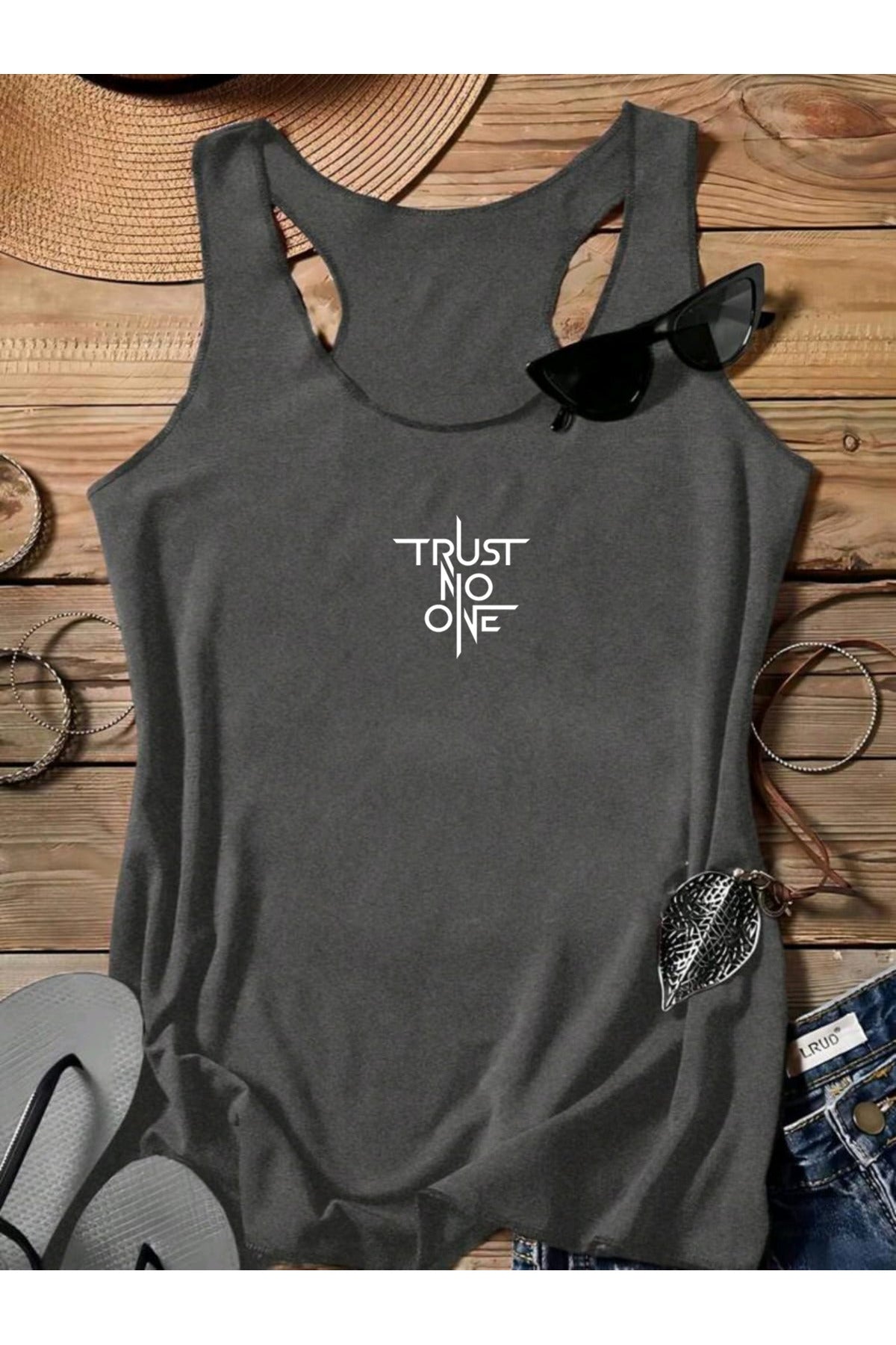 TRUST NO ONE Yüzücü Kadın Atlet Tshirt