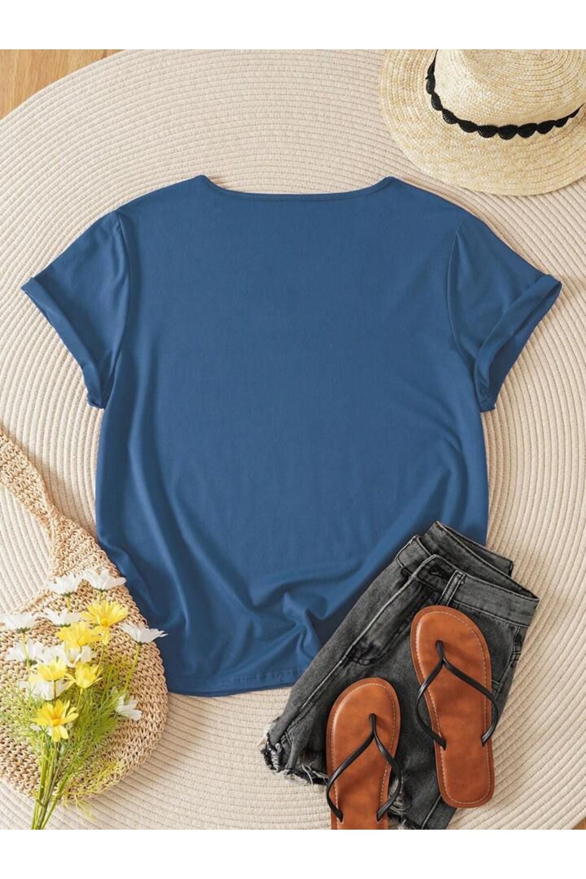 Kadın V Yaka Papatya Baskılı Regular Fit Kalıp Tshirt