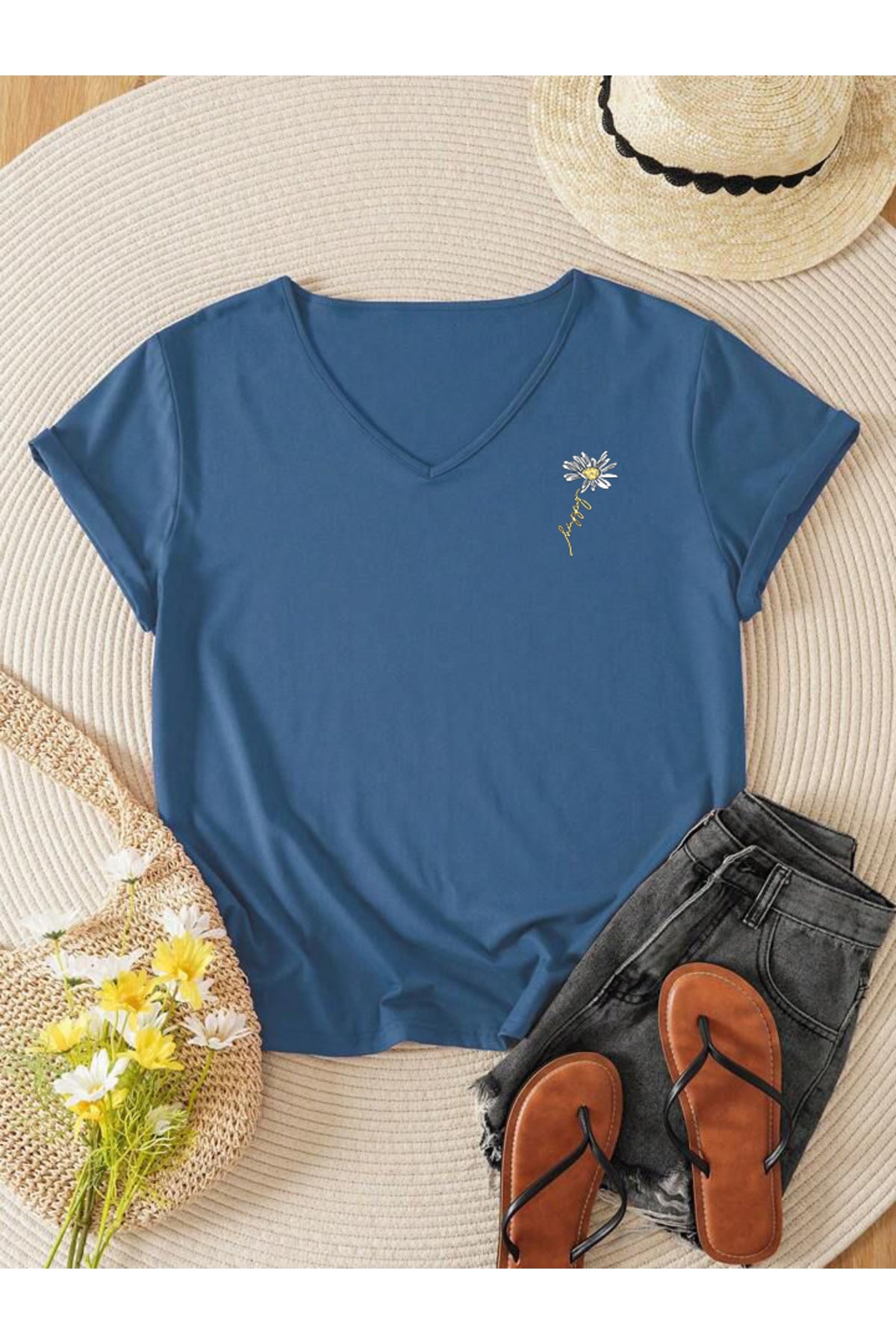 Kadın V Yaka Papatya Baskılı Regular Fit Kalıp Tshirt