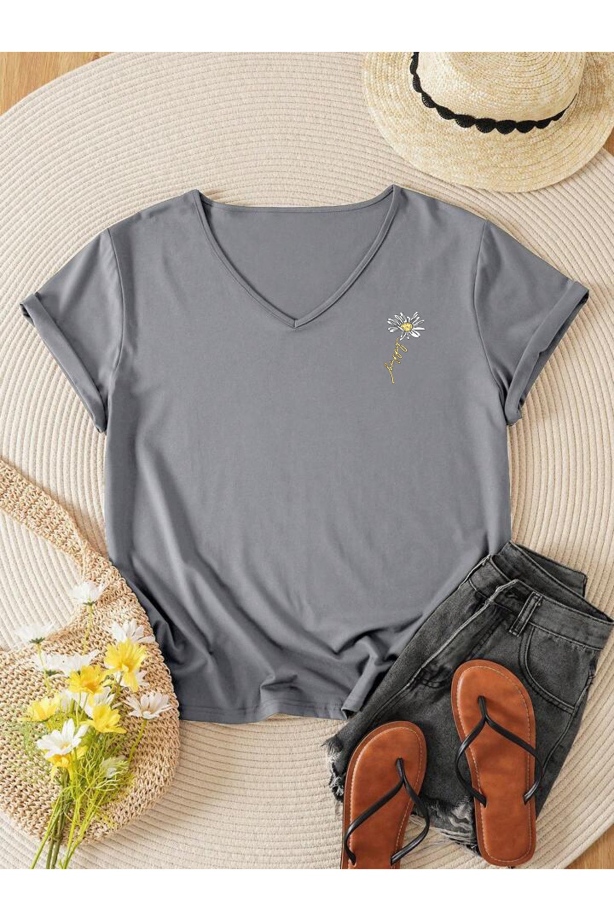 Kadın V Yaka Papatya Baskılı Regular Fit Kalıp Tshirt