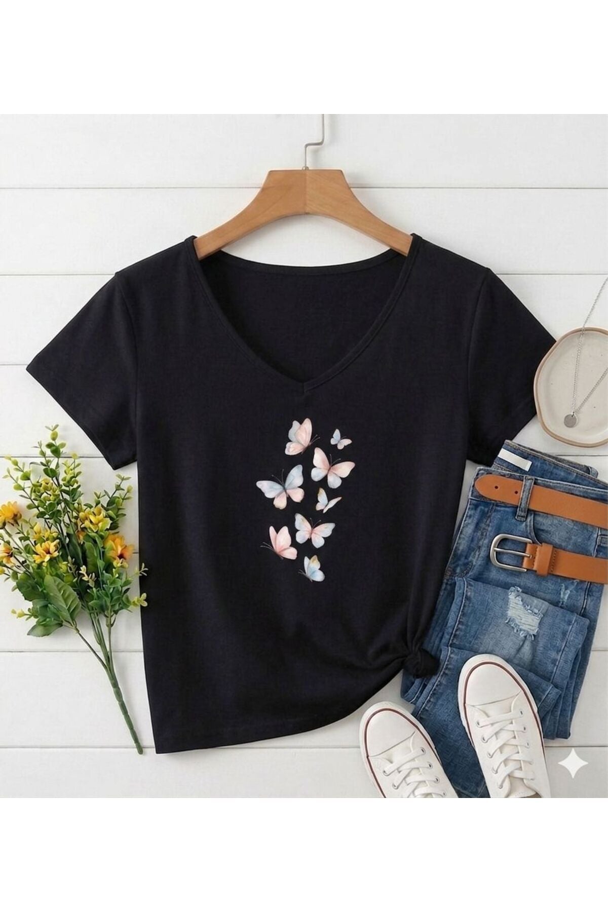 KELEBEKLER Baskılı Kadın V Yaka Regular Kalıp Tshirt (Anneler Gününe Özel Seri)