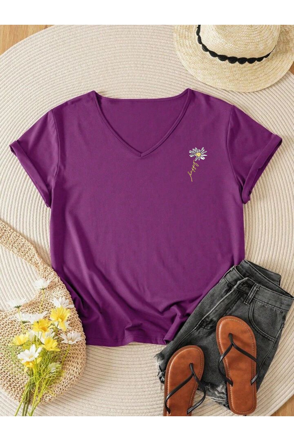 Kadın V Yaka Papatya Baskılı Regular Fit Kalıp Tshirt