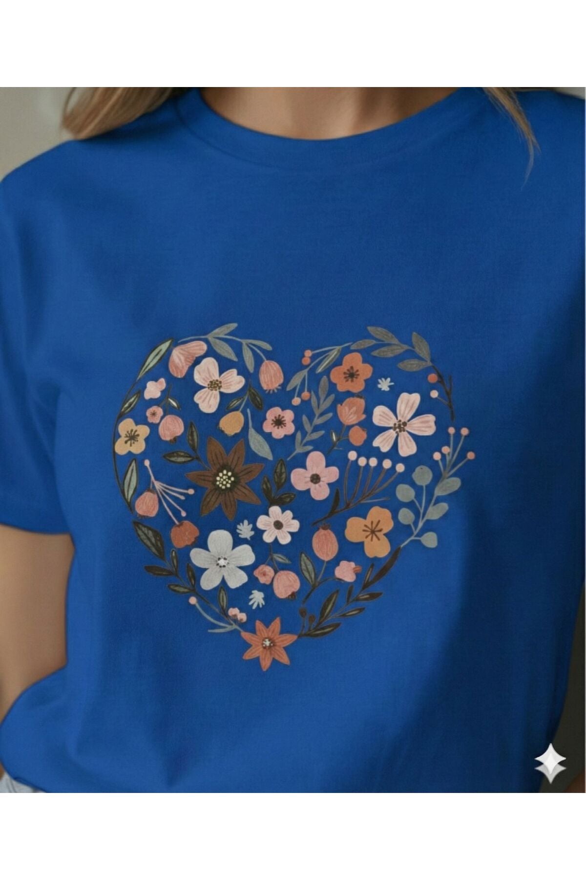 Kalp ve Laleler Baskılı Kadın Bisiklet Yaka Tshirt
