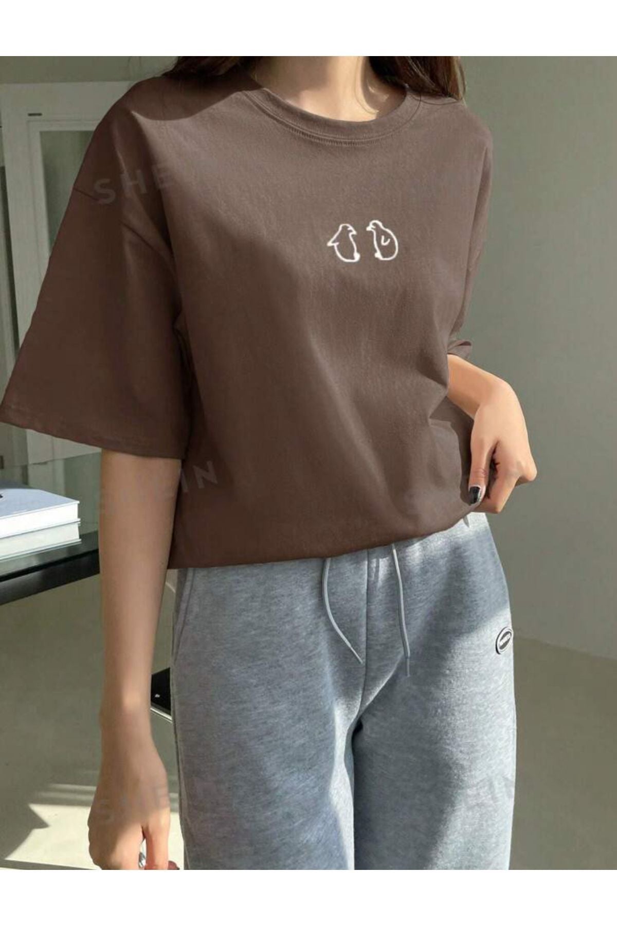 Penguen Baskılı Pamuklu Bisiklet Yaka Tshirt