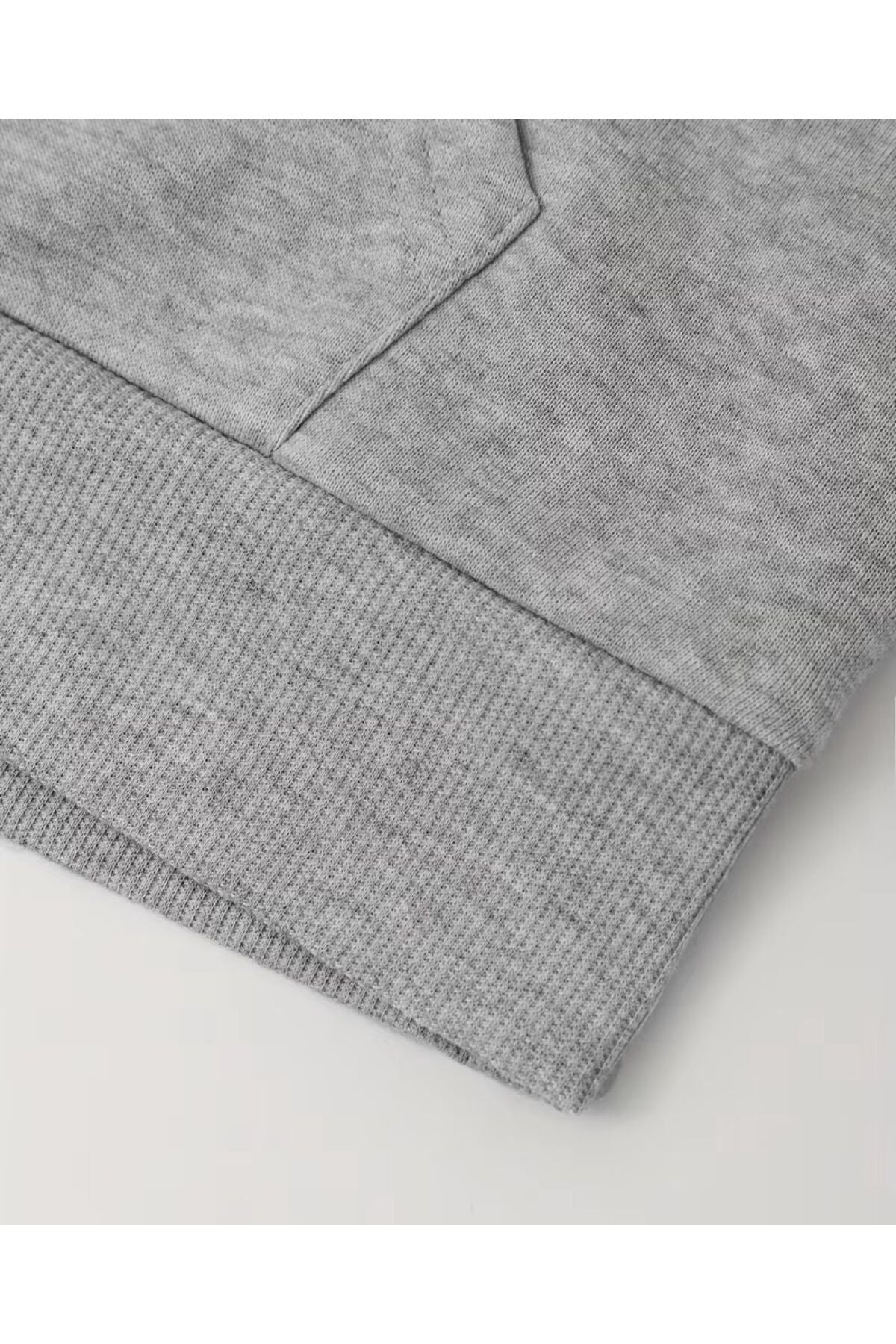 MİNİMAL BASKILI KAPÜŞONLU SWEATSHİRT