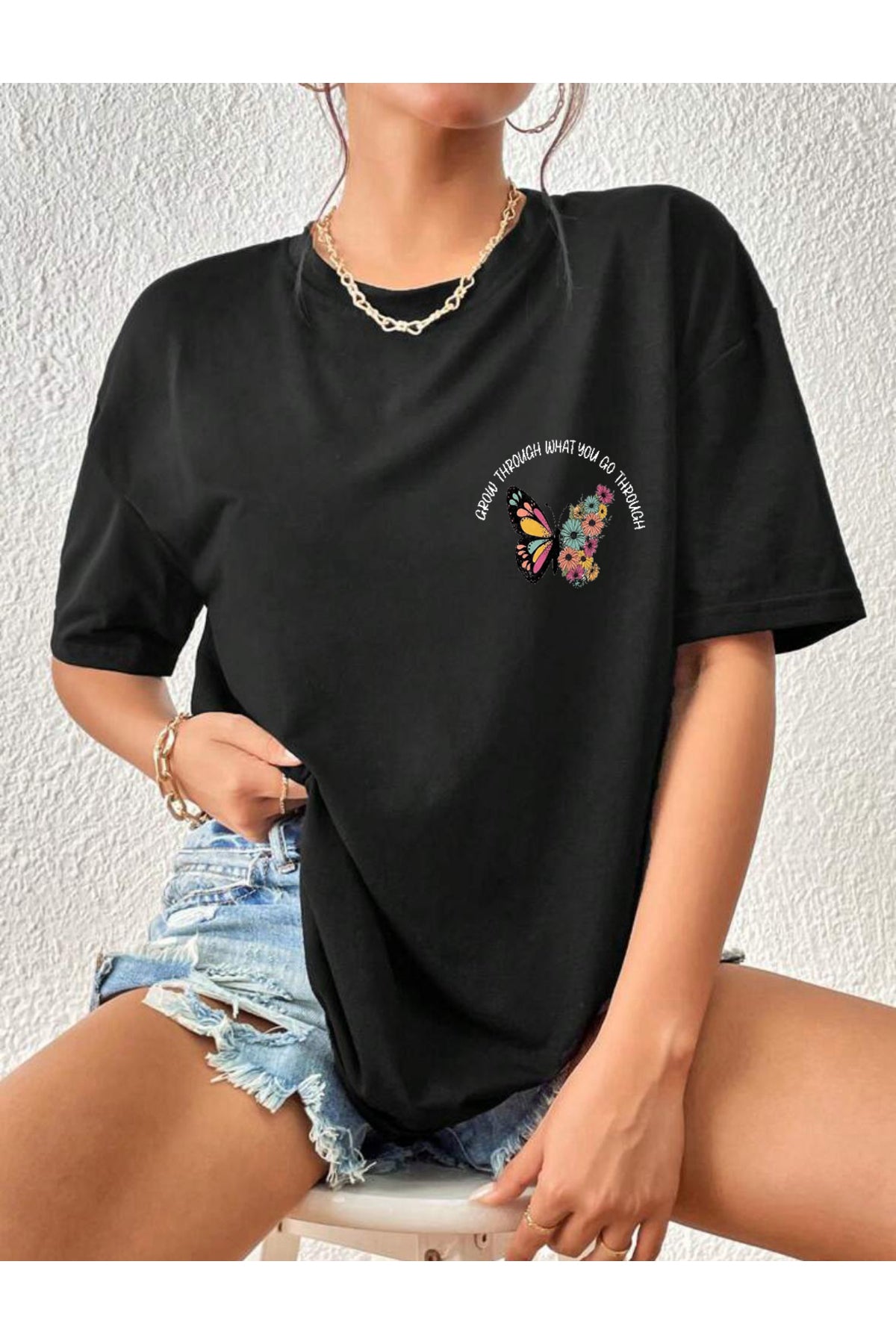 Kelebek ve Çiçek Baskılı Oversize Kalıp Pamuklu Ense Biyeli T-shirt