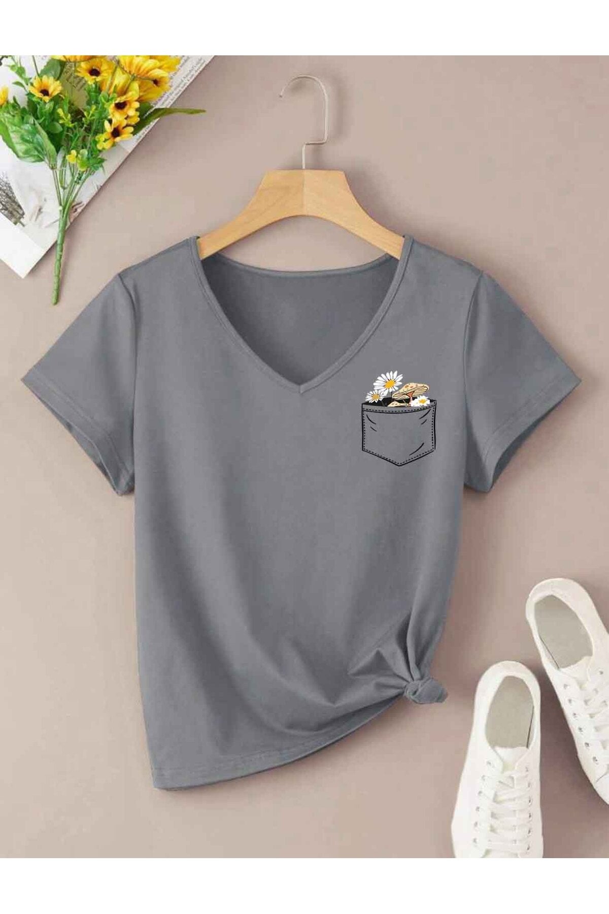 V Yaka Basic Çiçek Baskılı Pamuklu Tshirt (normal Kalıp)
