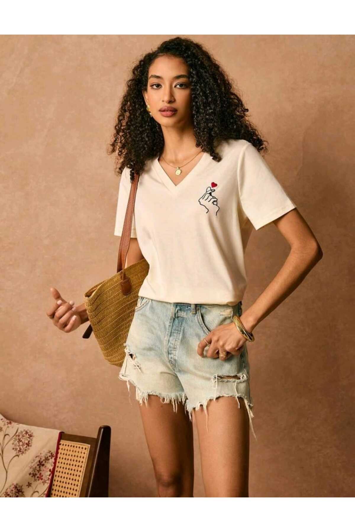 KORE KALP V Yaka Baskılı Pamuklu Tshirt (NORMAL KALIP)