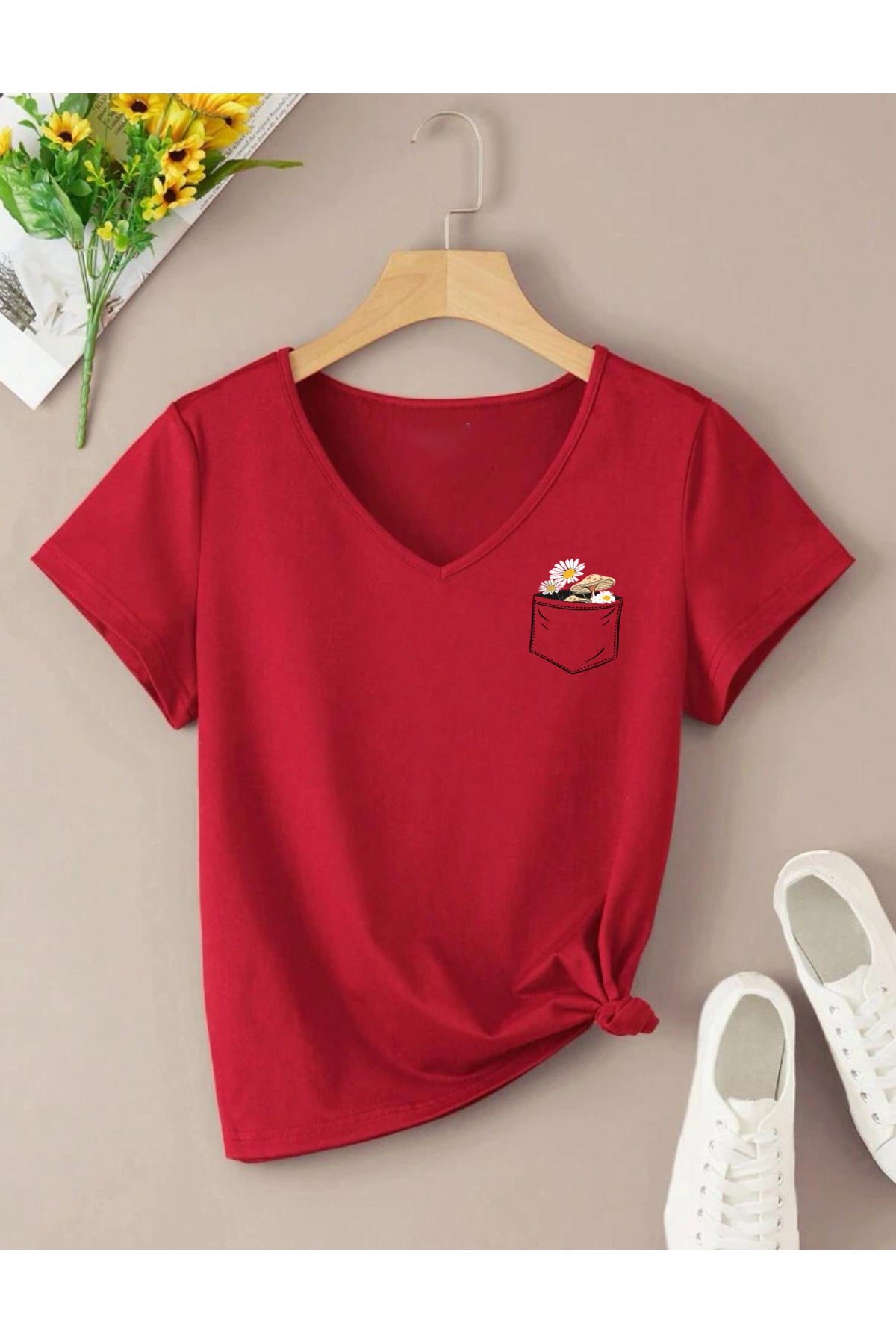 V Yaka Basic Çiçek Baskılı Pamuklu Tshirt (NORMAL KALIP)