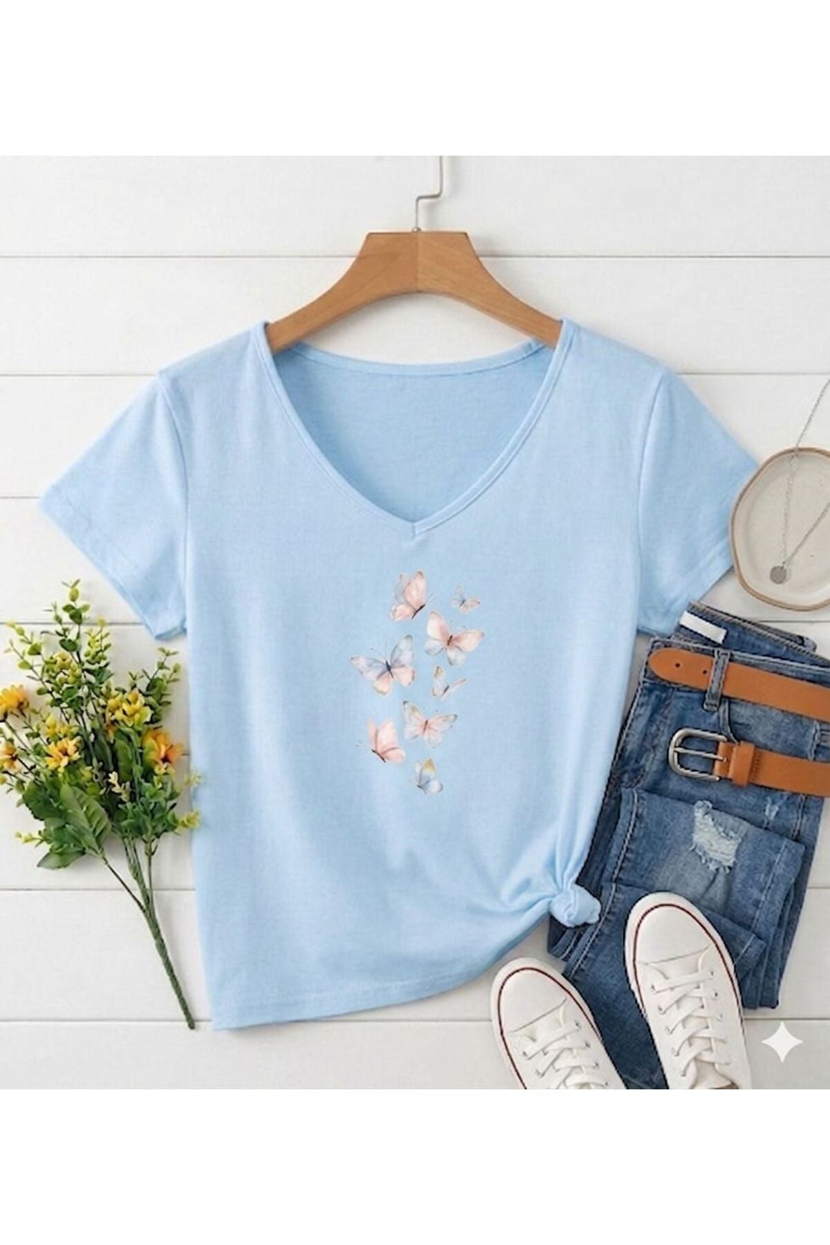 KELEBEKLER Baskılı Kadın V Yaka Regular Kalıp Tshirt (Anneler Gününe Özel Seri)