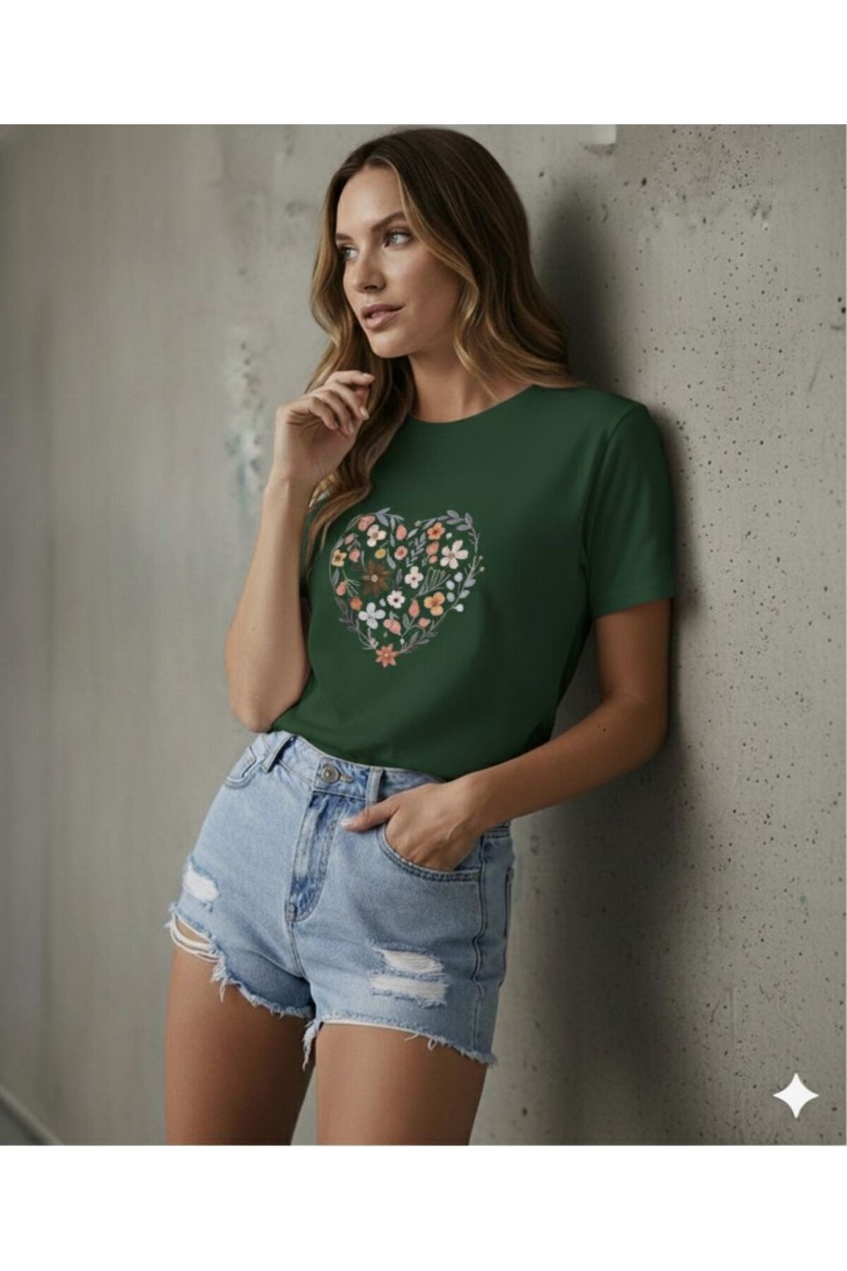 Kalp ve Laleler Baskılı Kadın Bisiklet Yaka Tshirt